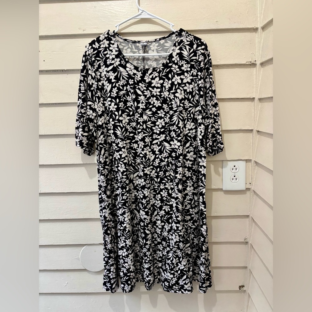 Old Navy Plus Size Black and White Floral Print Short Sleeve Swing Dress